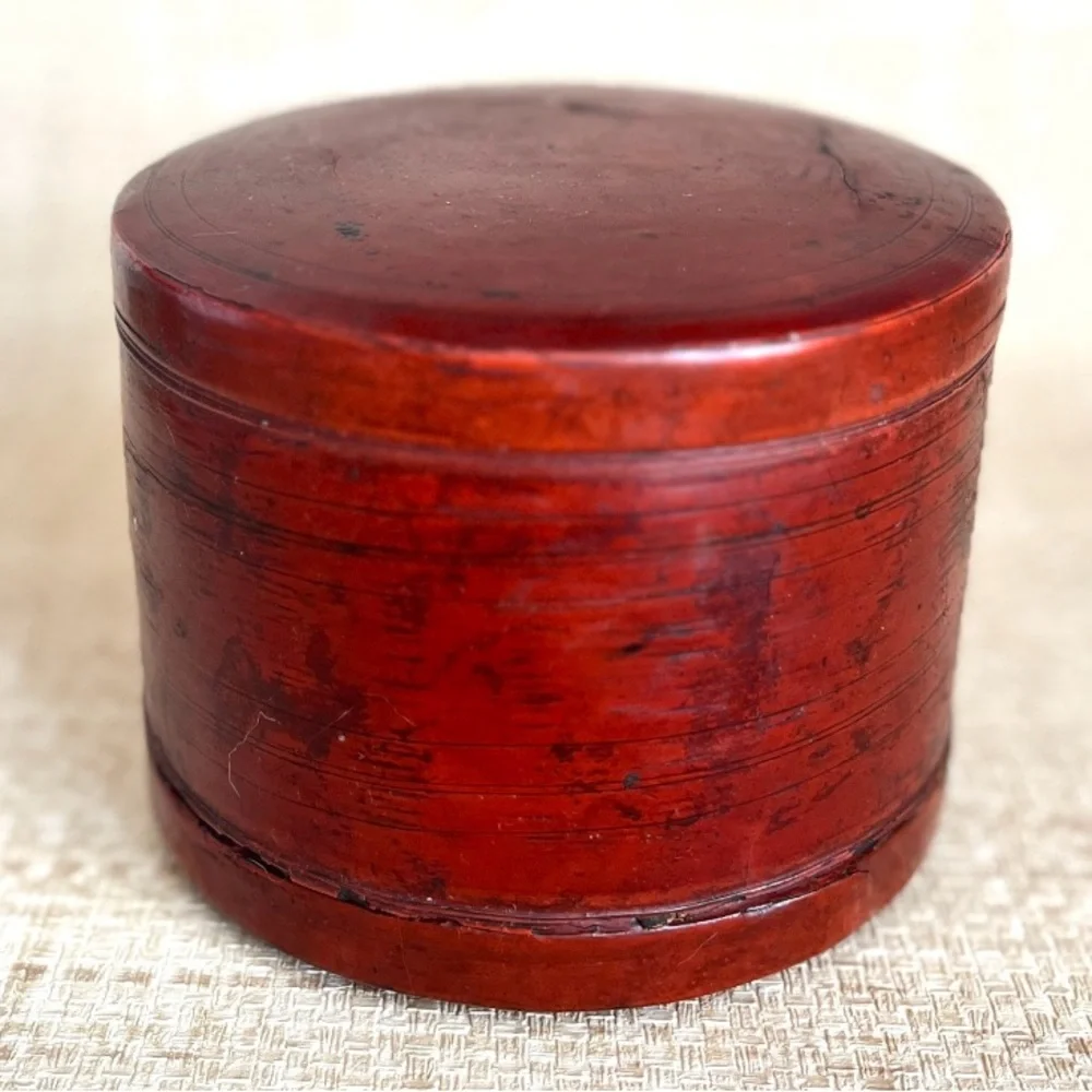 Antique lacquered betel